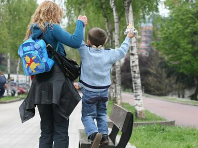 Deberá reconocer a su hijo de 7 años, darle el apellido y pagarle por daño moral