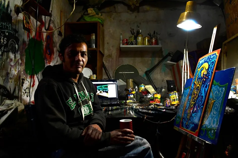 La historia de Fredy, el rosarino que busca mantener vivo el arte del fileteado
