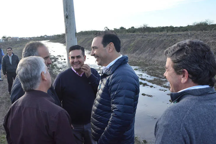 Critican al gobernador correntino por haber sorteado alimentos y frazadas