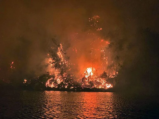Incendio en Córdoba por caída de una torre de electricidad está fuera de control