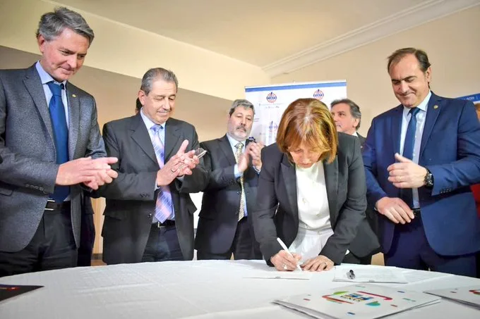 Santa Fe firmó convenio con industria para crear la mesa del gas y del petróleo