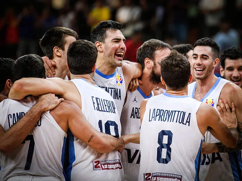 La Segunda Seguros junto a la selección de básquet  en un momento histórico