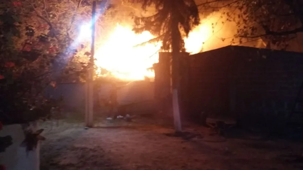 Se incendió un hogar de tránsito en la zona sur: vecinos acusan a un hombre