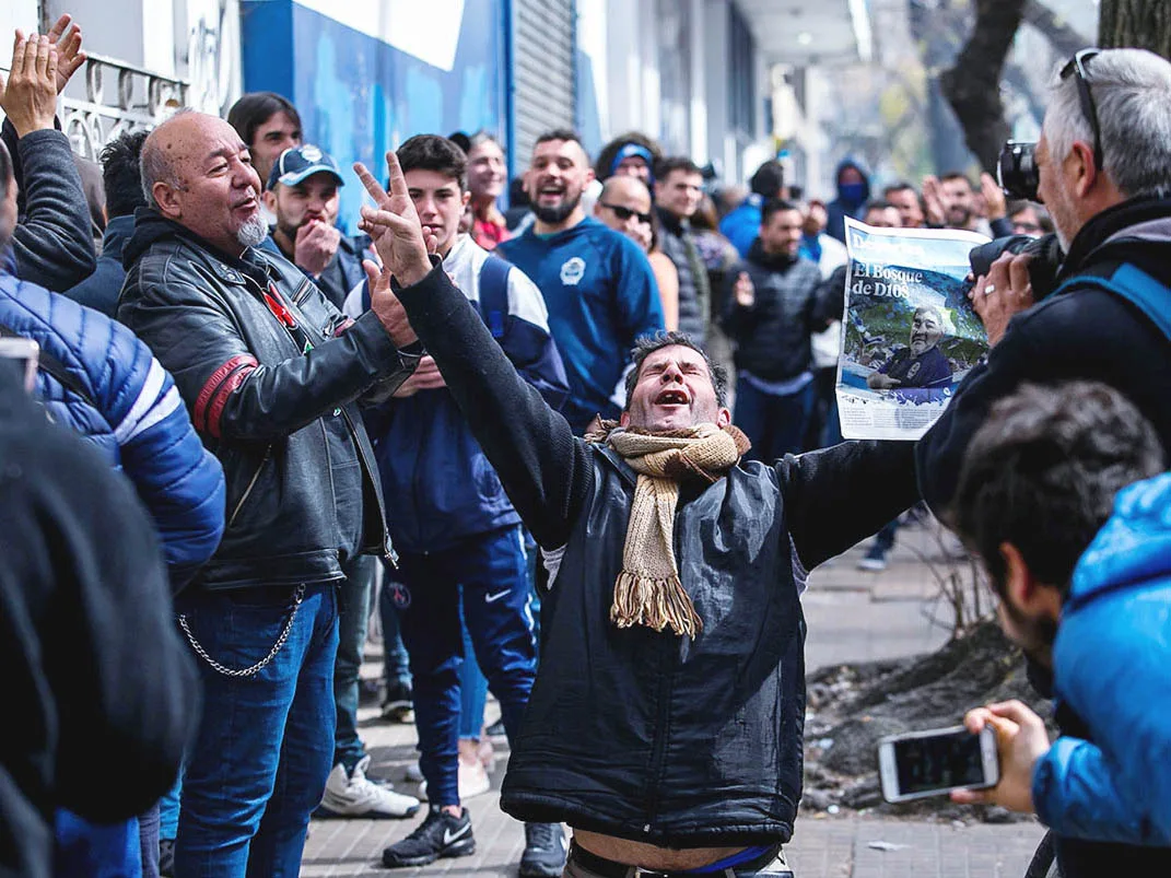 Maradona revolucionó La Plata y hubo largas colas para asociarse al Lobo
