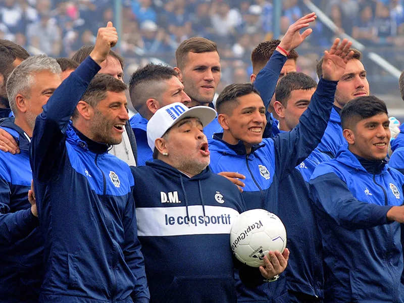 La Plata vivió una jornada emocionante en la presentación de Maradona como DT
