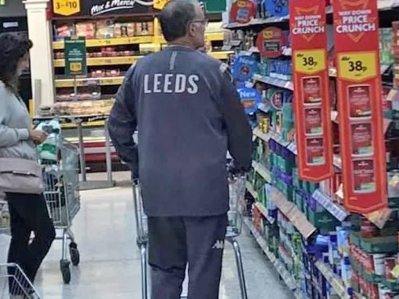Se viralizó imagen de Bielsa haciendo compras con la ropa del Leeds