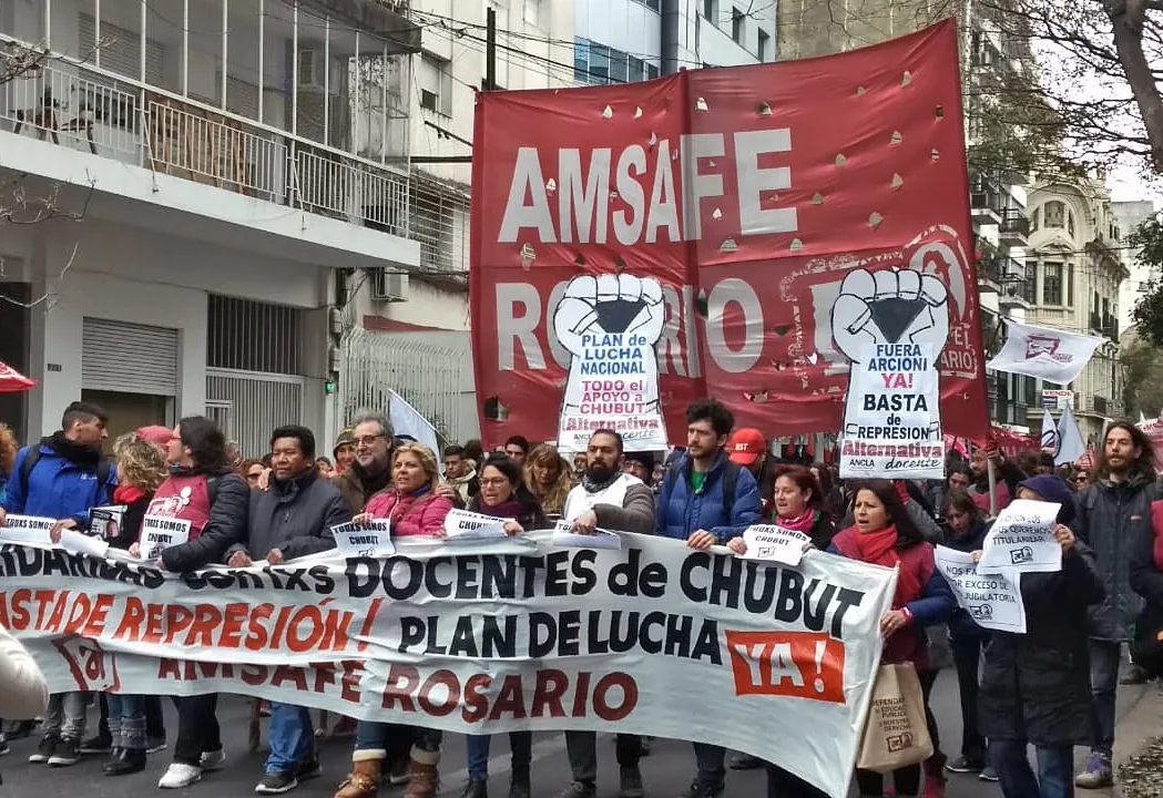 Marchan en Rosario los maestros de Amsafé y los profesores universitarios
