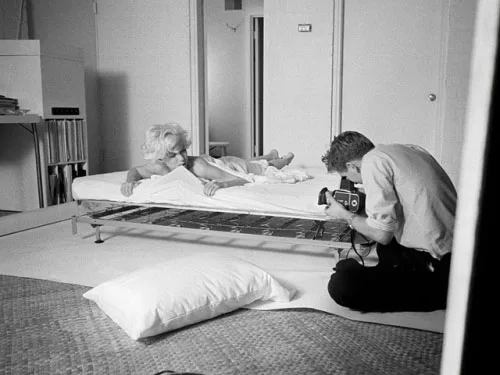Subastan fotos de la sesión de Marilyn en la cama y la cámara del fotógrafo