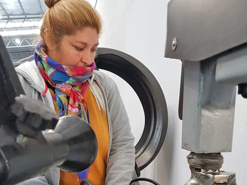 Diez mujeres se recibieron de gomeras profesionales en Rosario