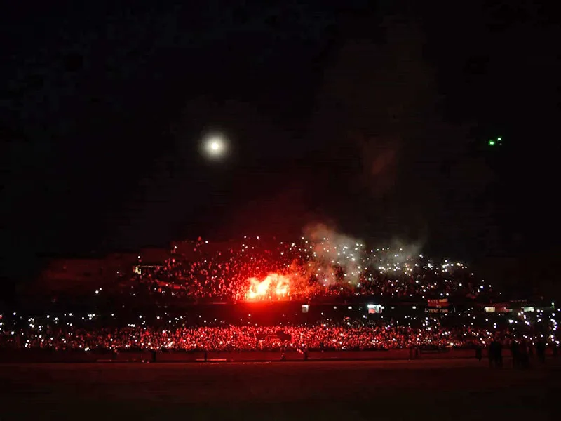 Miles de hinchas leprosos colmaron el Coloso por el tradicional banderazo