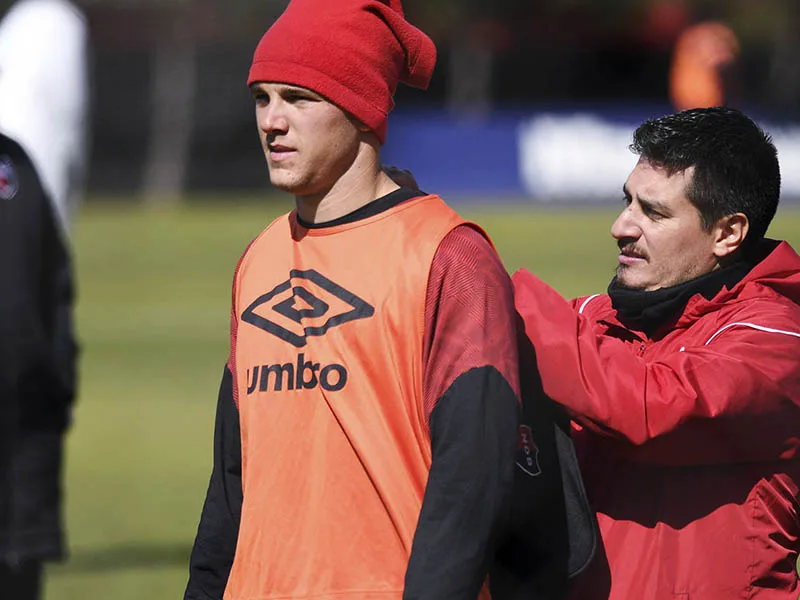Newell's apuesta por los tres Rodríguez desde el minuto cero