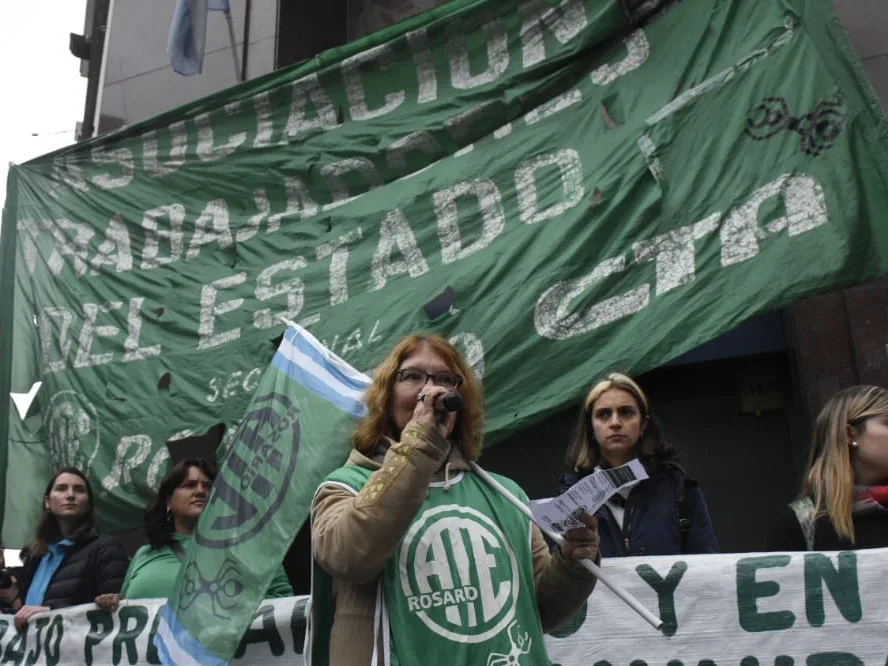 Empleados municipales y provinciales marcharon hacia el Palacio de los Leones