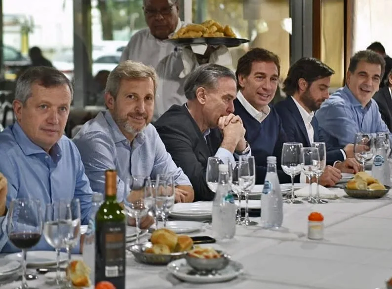 Pichetto en campaña: del miedo a la revolución hacia la "exageración" del hambre