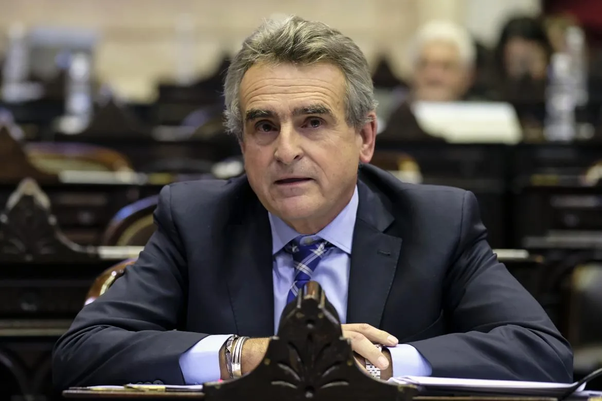 Derecho a jarras: Agustín Rossi presenta proyecto en Rosario