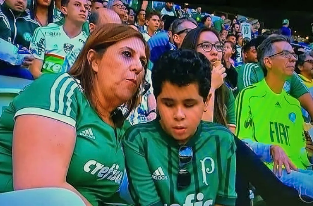 Silvia, mejor fan: en la cancha relata a su hijo ciego los partidos de Palmeiras