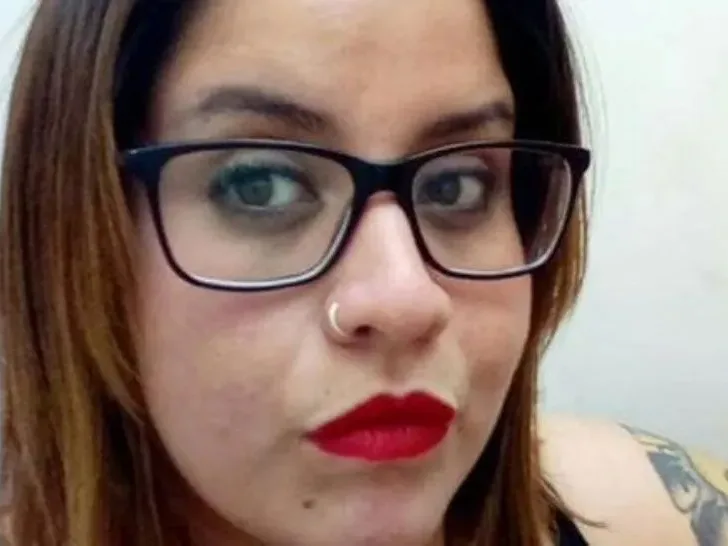 Una periodista denunció que su ex suegra quiso asesinarla a puñaladas