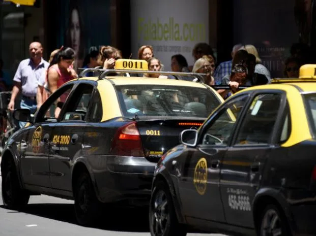 Una mujer taxista denunció a un colega que le sacó su puesto en una parada