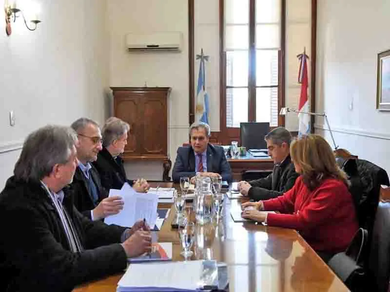 La deuda pública provincial en dólares, un dolor de cabeza para Perotti