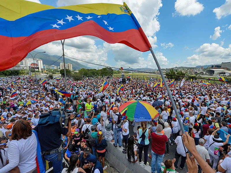 Pensar Venezuela: un desafío entre revolución y faroles