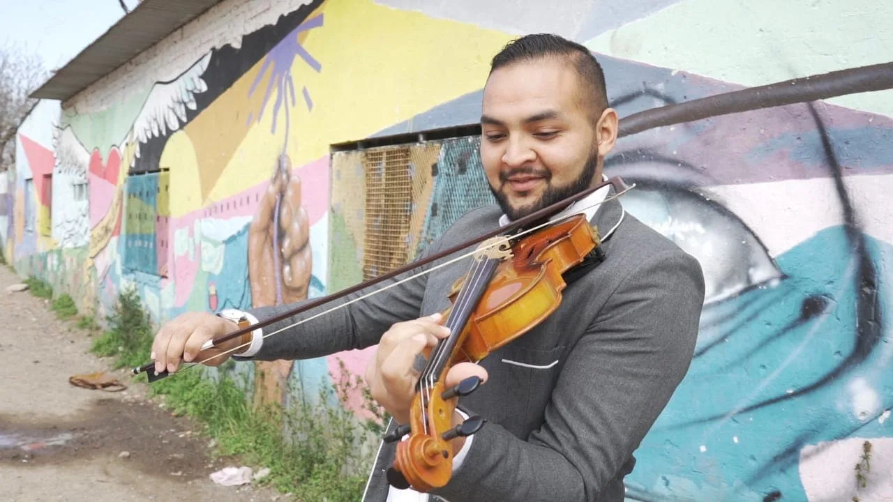 Un violinista rosarino fue becado en España y necesita dinero para el pasaje