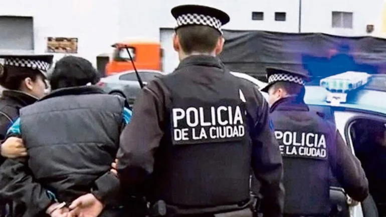 Lo que faltaba: un oficial de la Policía porteña le robó a un jubilado