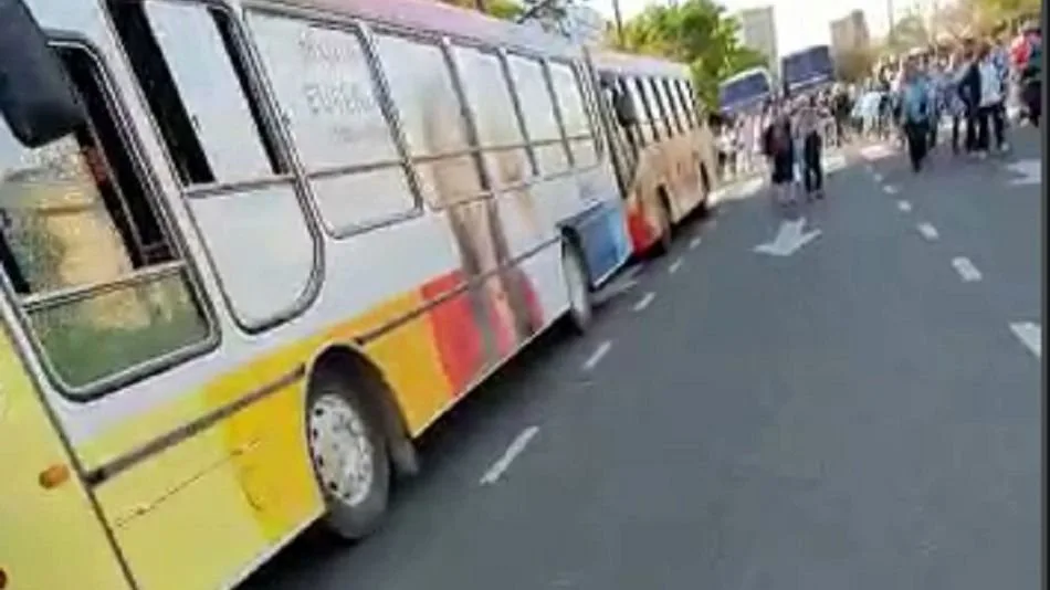 Los micros de Vidal: así llegaron los manifestantes macristas al Obelisco