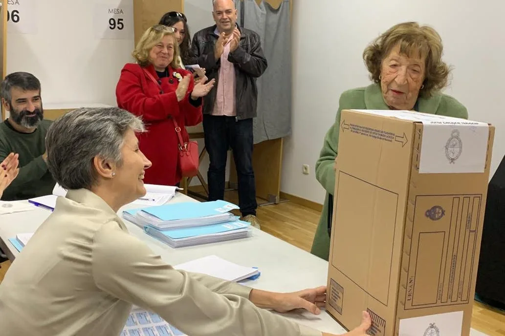 Largas colas para votar en Madrid en las doce mesas habilitadas
