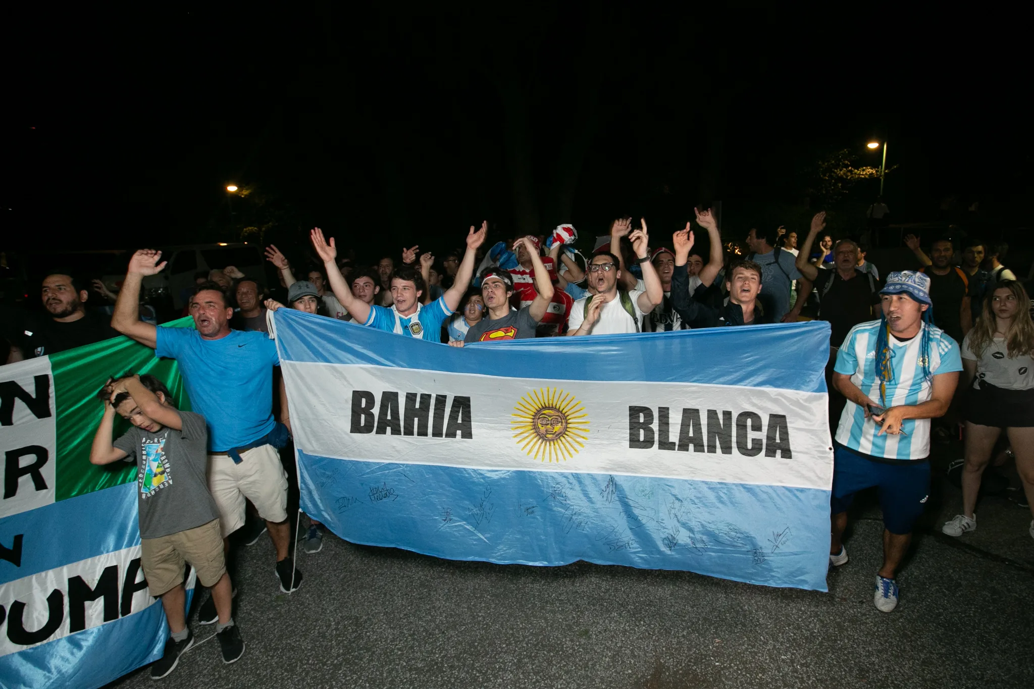 Emotivo banderazo albiceleste en pleno Tokio