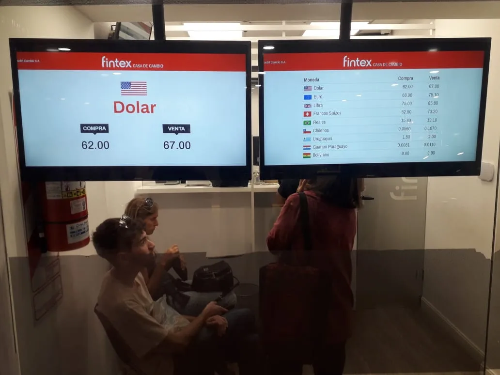 Largas colas para comprar dólares a dos días de las elecciones
