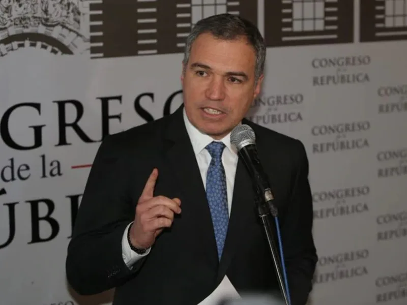 Un ex primer ministro del presidente Vizcarra lidera las encuestas en Perú