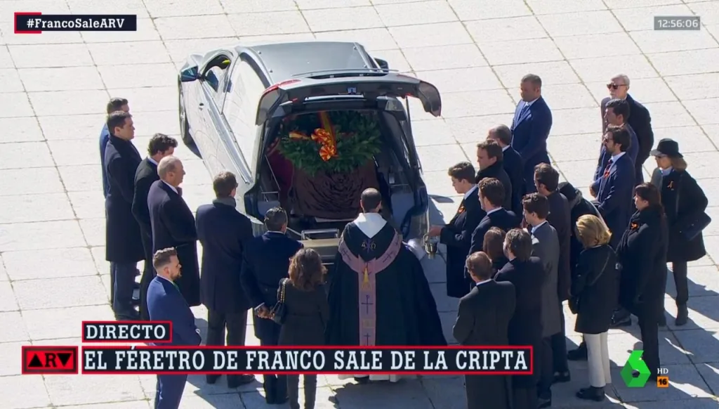 Trasladaron los restos de Franco y se reavivó la polémica en torno a su figura