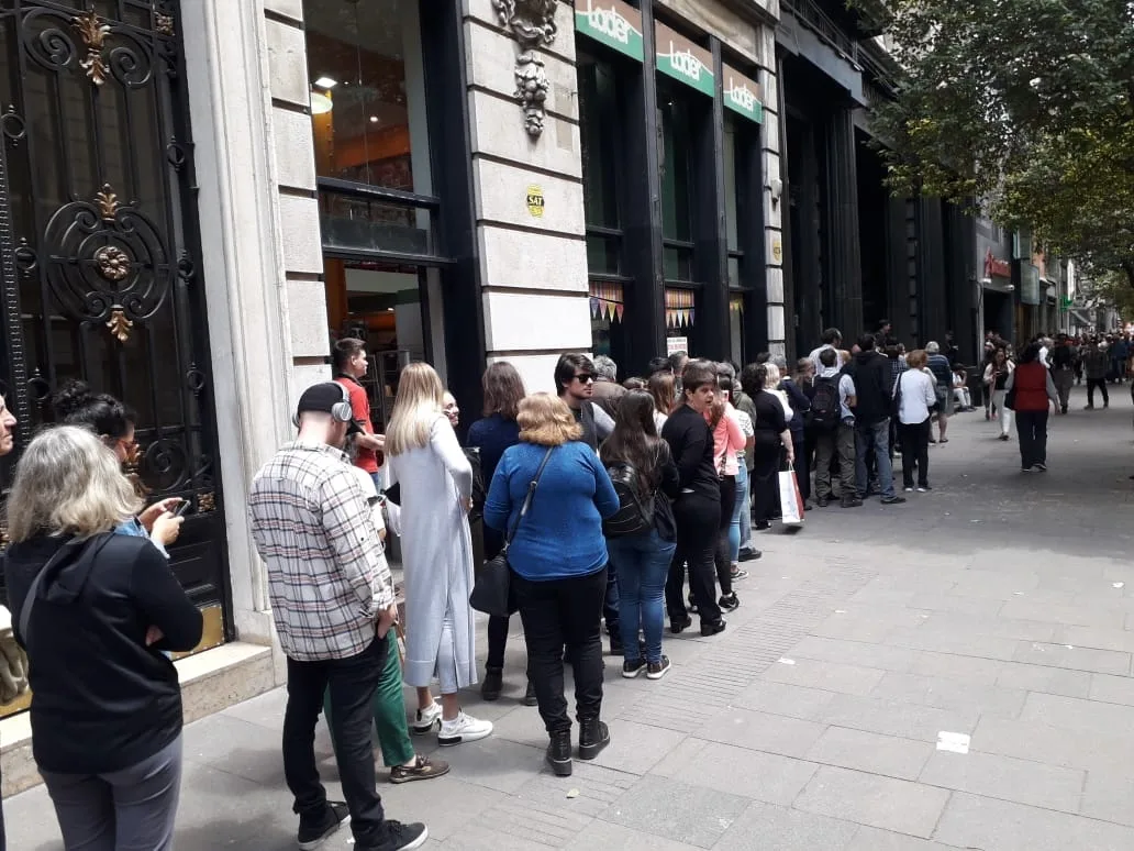 El dólar tuvo otra jornada furiosa y en Rosario llegó a ofrecerse a 65