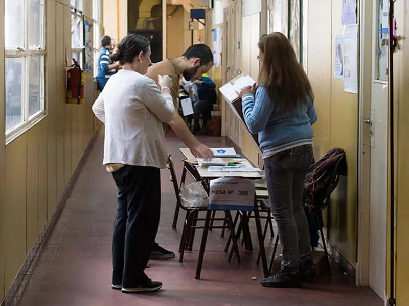 Denuncian que el gobierno promete $10 mil a fiscales de mesa si gana la elección