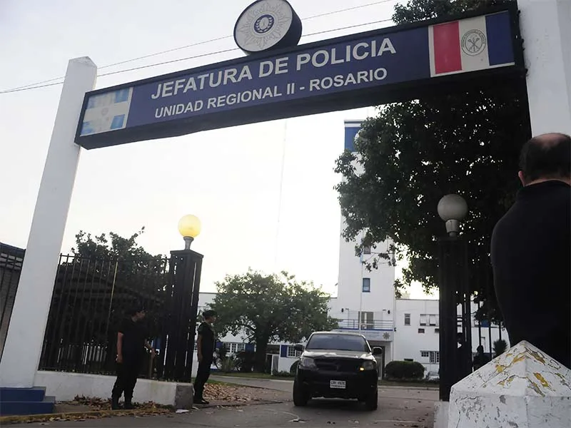 Operativo en sede de Jefatura de Rosario por denuncia de malversación en compras