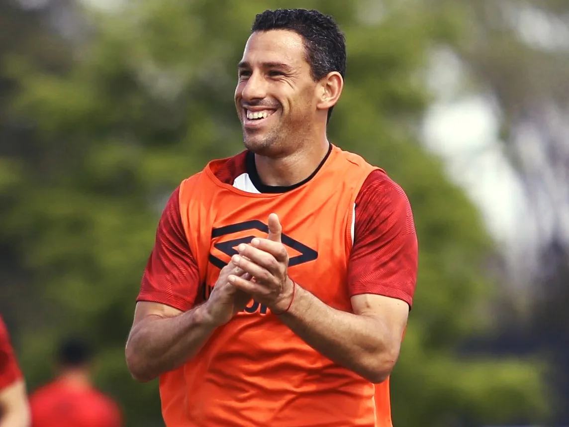 Una fiera: Maxi Rodríguez promedia en la cancha más de lo imaginado
