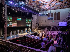 Seis candidatos enfrentan el primer debate presidencial obligatorio por ley