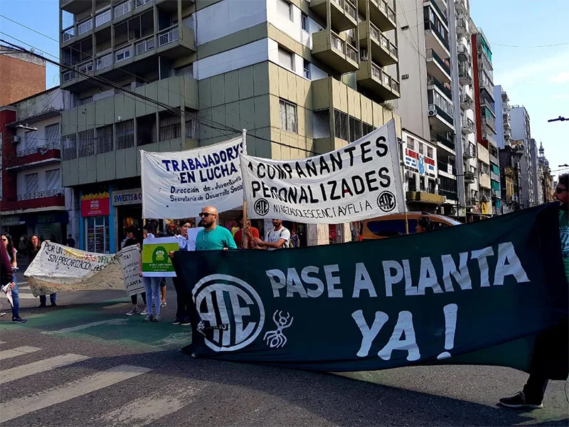 Estatales se movilizaron por el pase a planta permanente