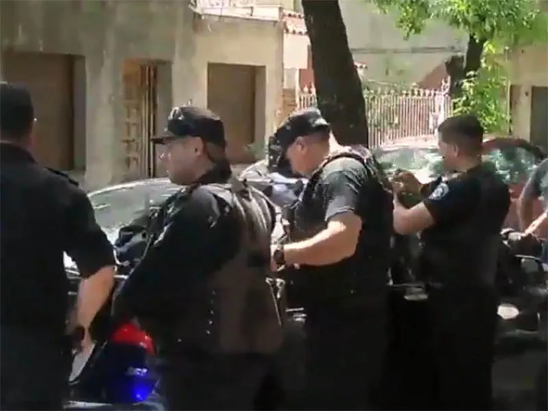 Policía fue detenido cuando intentó robar a cobrador con su arma reglamentaria
