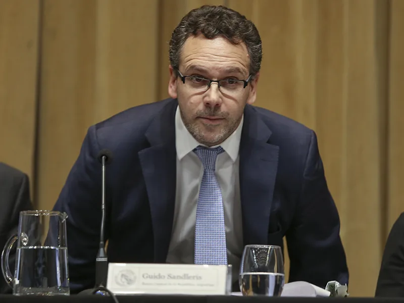 El gobierno endureció el cepo al dólar y escala la crisis en plena transición