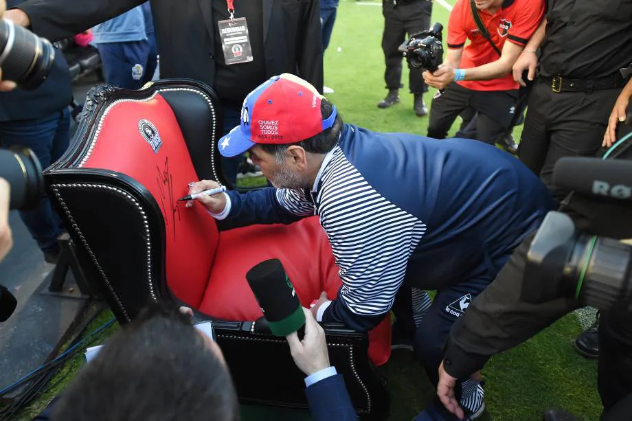 Dalma Maradona quiere llevar a La Plata el trono que Newell's le regaló al Diez