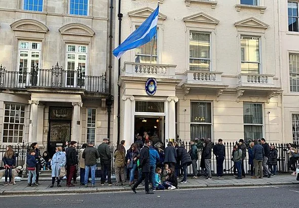 Los de afuera son 400 mil y no son de palo: hacen cola para votar en el exterior