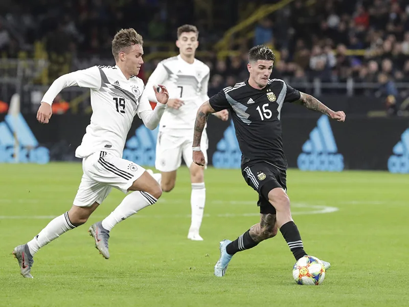 Argentina regaló el primer tiempo, pero rescató un empate ante Alemania