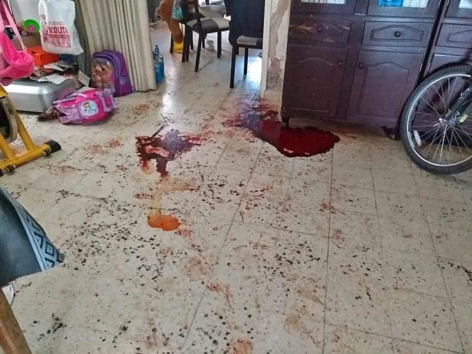 Rompió la puerta de la casa de un juez y lo atacó con una pala y una maza