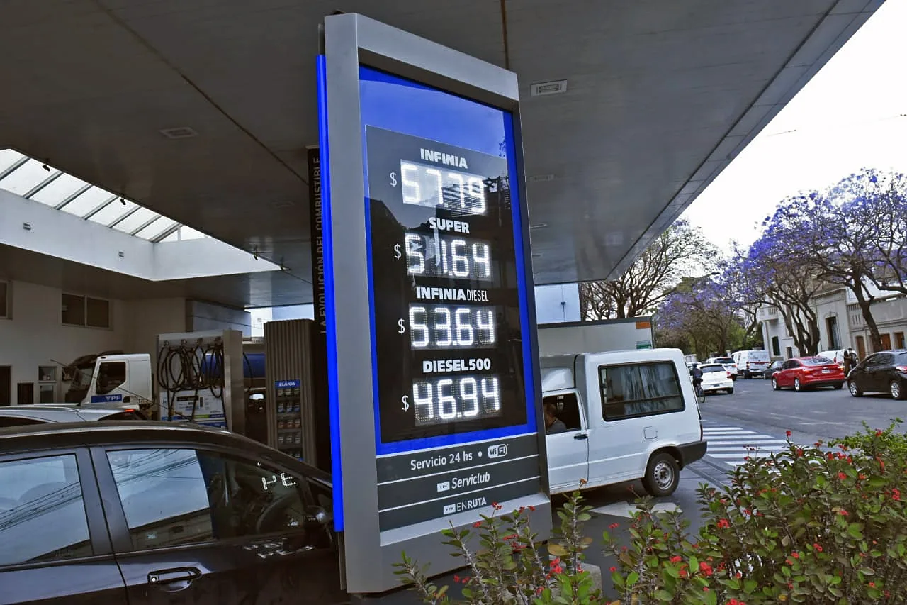 El gobierno adelantó el descongelamiento y autorizó suba del 5% en combustibles