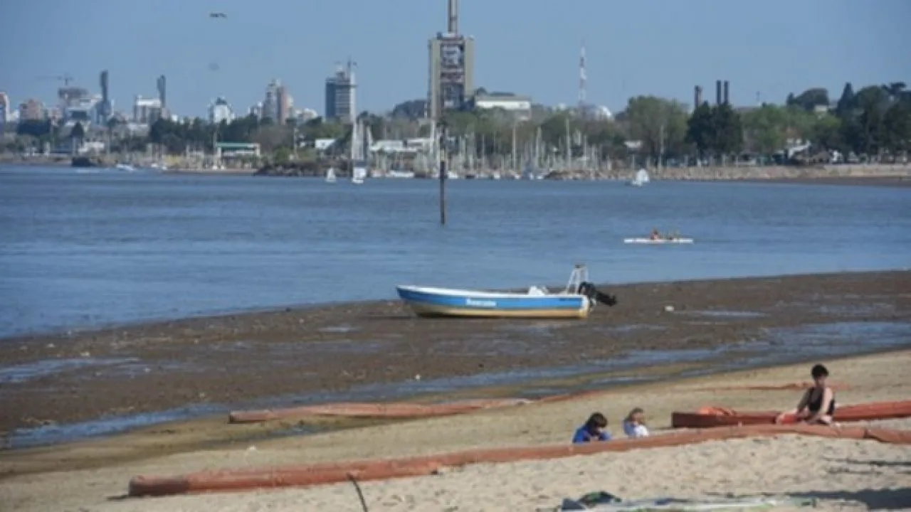 El río Paraná alcanzó el nivel más bajo en décadas y advierten a navegantes