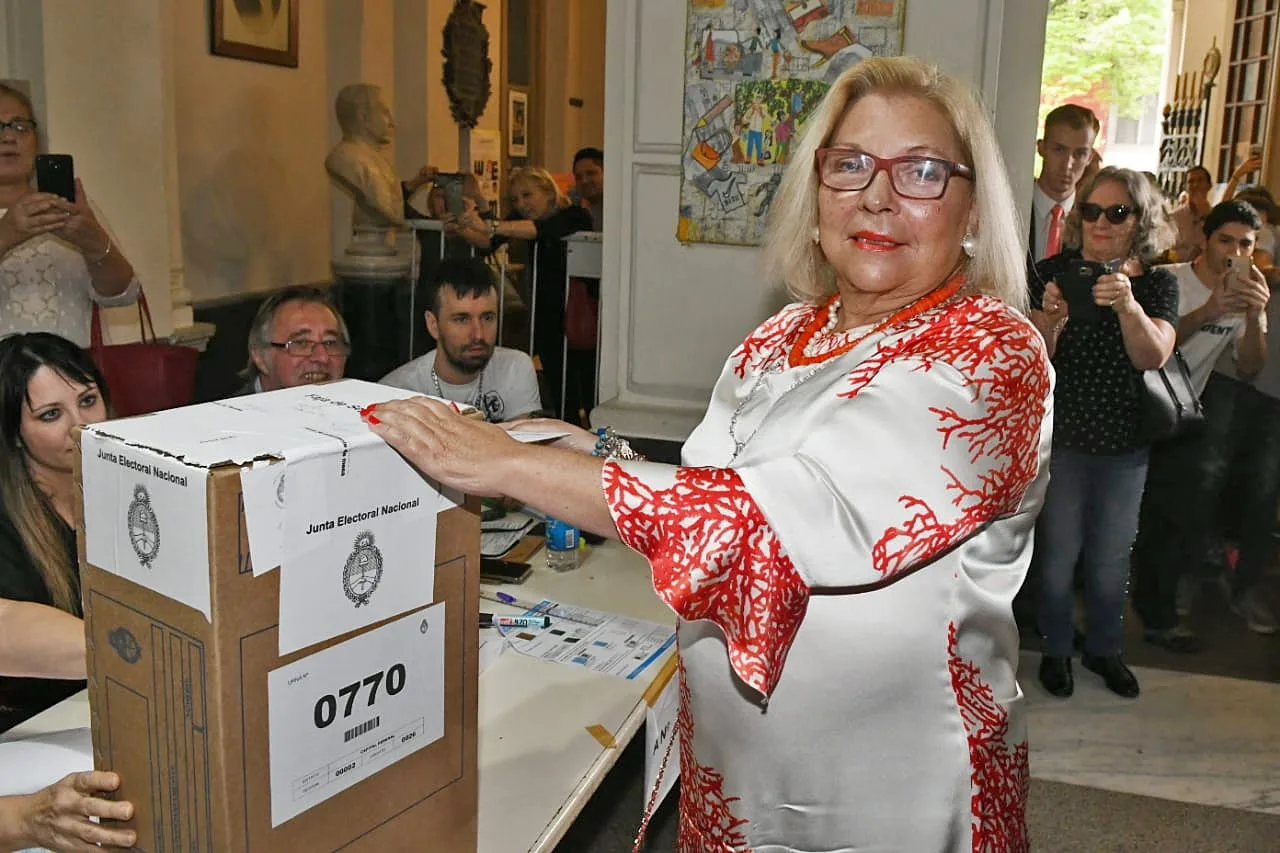 Carrió, "obrera de dios", dijo que habrá que esperar hasta la madrugada