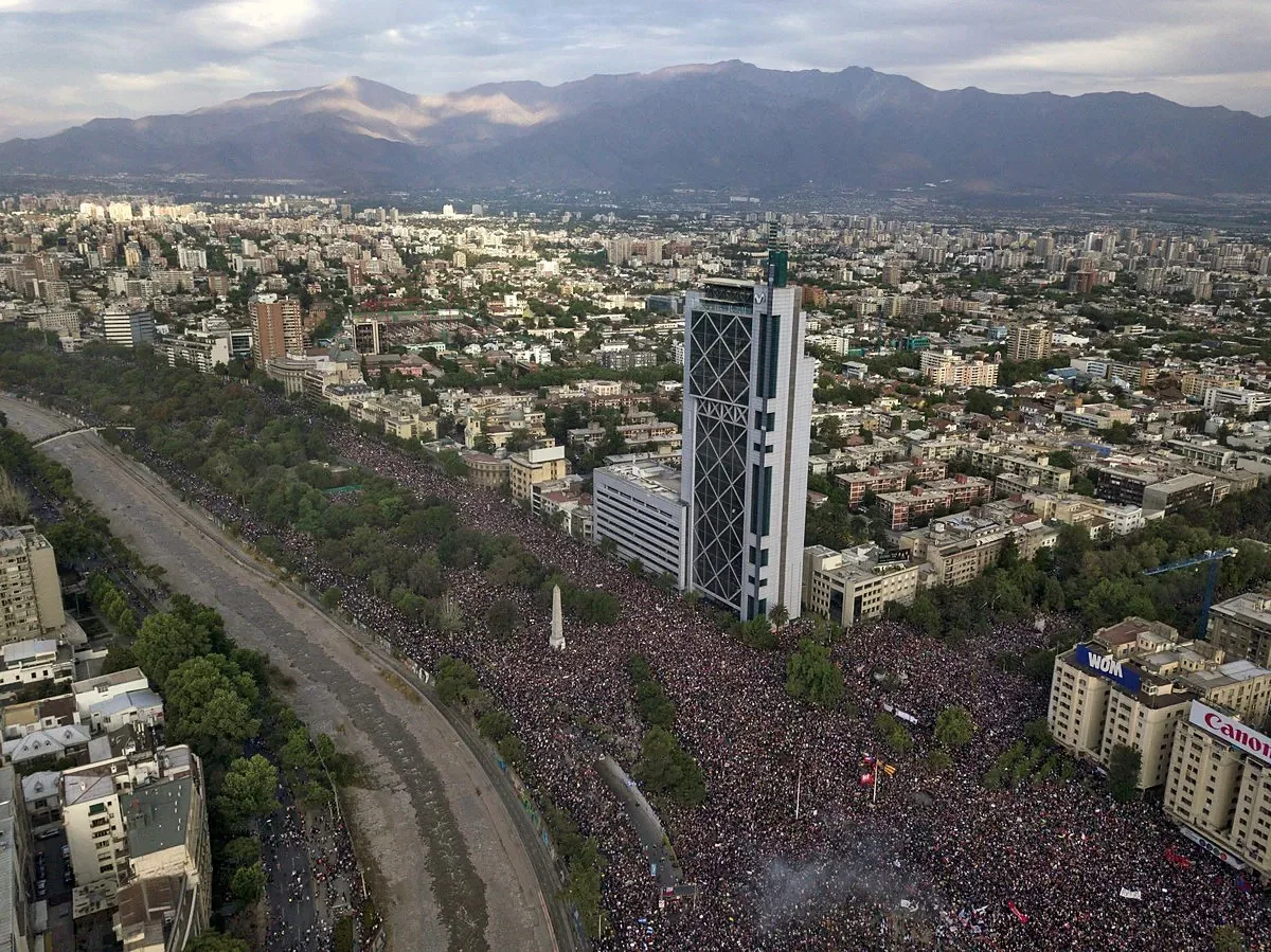 Piñera le pidió la renuncia a sus ministros y levantó toque de queda en Santiago