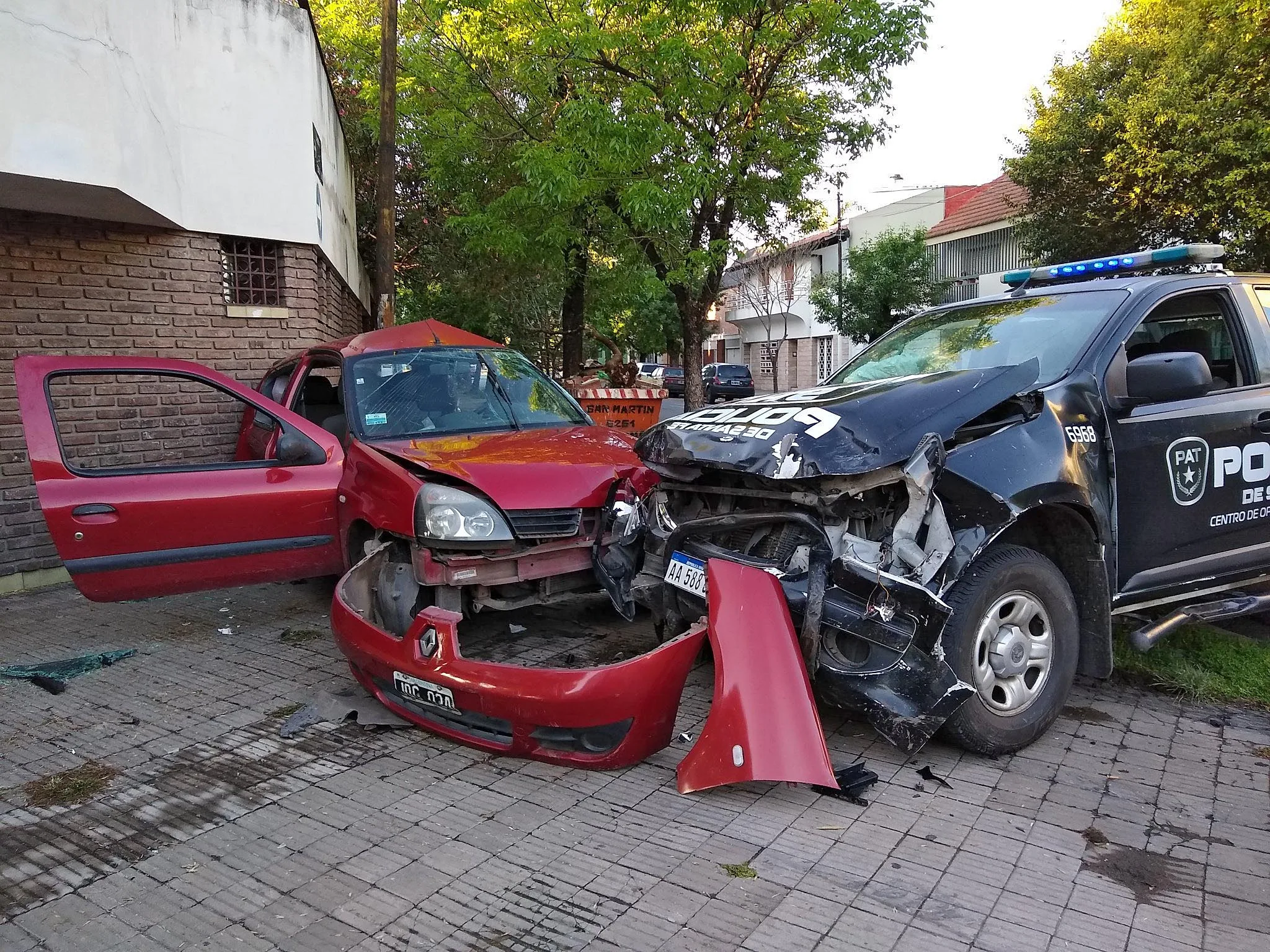 Nuevo choque de un patrullero: esta vez, con un Clio en Laprida y Ocampo