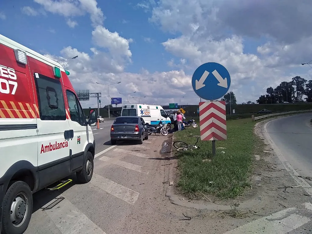 Ciclista chocó con una moto en la Circunvalación y quedó herido de gravedad