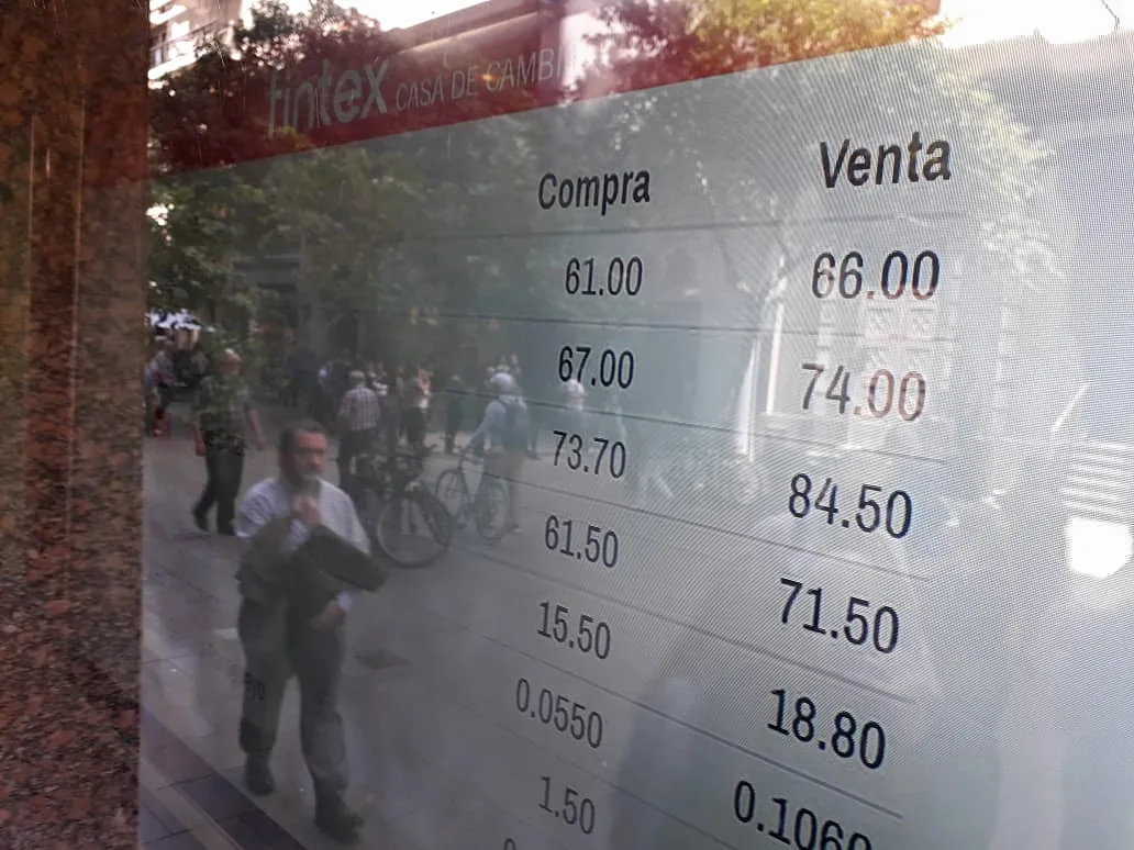 Economía en modo espanto: fiebre del dólar llenó de colas el centro de Rosario